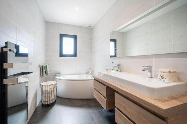 Maison récente, élégante et parfaitement pensée pour une vie confortable : posez vos valises !