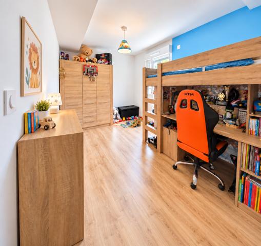 Appartement
         4 pièces
        - 81 m² 425 000 € *