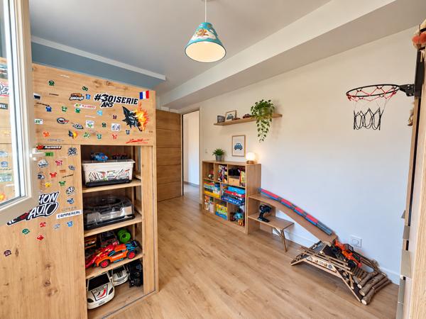 Appartement
         4 pièces
        - 81 m² 425 000 € *