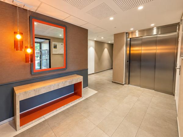 Appartement
         4 pièces
        - 81 m² 425 000 € *