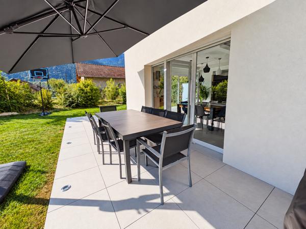 Appartement
         4 pièces
        - 81 m² 425 000 € *