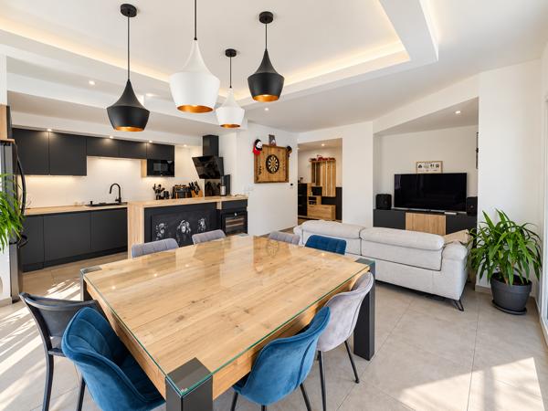 Appartement
         4 pièces
        - 81 m² 425 000 € *