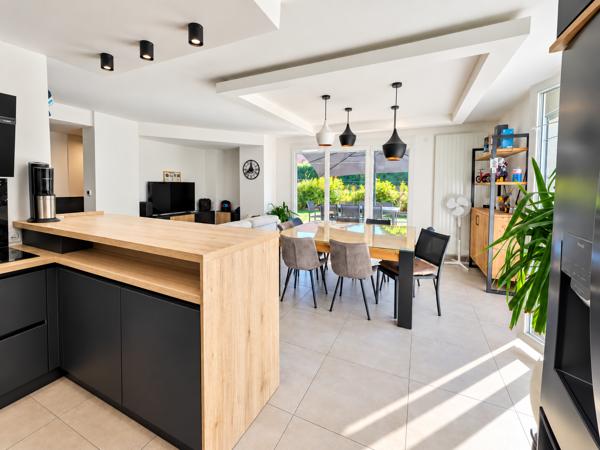 Appartement
         4 pièces
        - 81 m² 425 000 € *