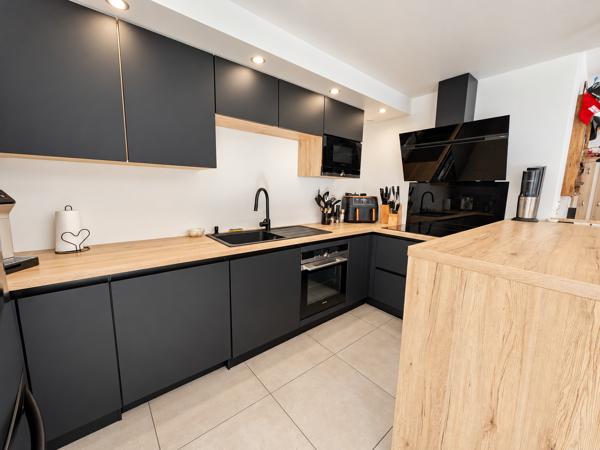 Appartement
         4 pièces
        - 81 m² 425 000 € *
