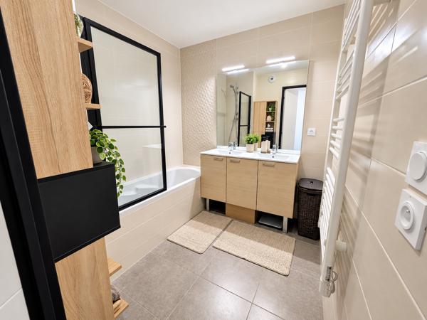 Appartement
         4 pièces
        - 81 m² 425 000 € *
