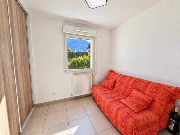 Appartement
         4 pièces
        - 81 m² 425 000 € *