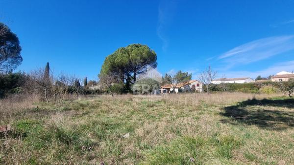 EGUILLES : Terrain à bâtir de 1413 m² avec permis purgé pour 287 m² de surface plancher ou pour un nouveau permis (emprise 15%). Libre constructeur