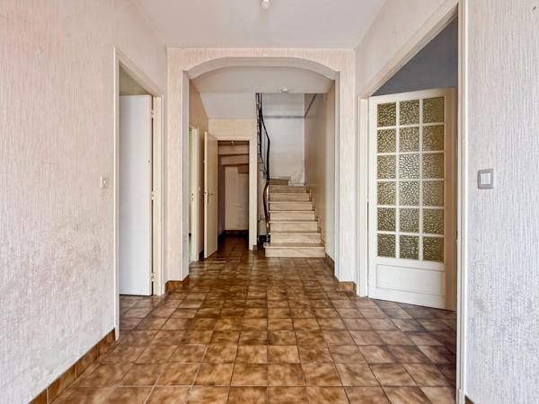 MAISON DE VILLE avec 2 garages et jardin