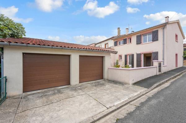 MAISON DE VILLE avec 2 garages et jardin