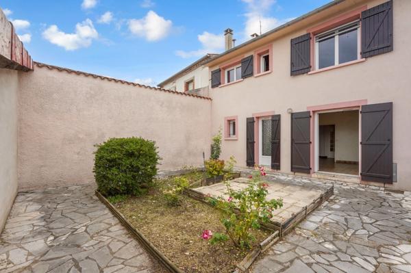 MAISON DE VILLE avec 2 garages et jardin