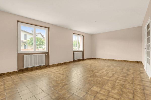 MAISON DE VILLE avec 2 garages et jardin