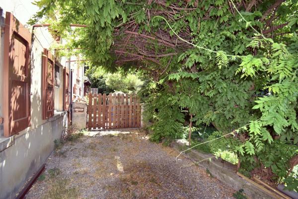 DIGNE LES BAINS (04), Maison de ville avec jardin