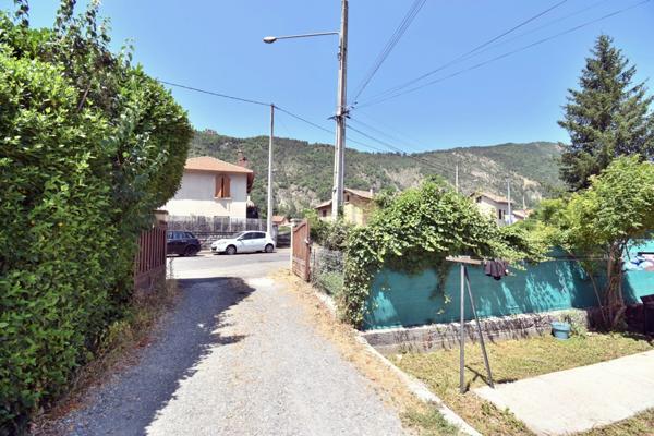 DIGNE LES BAINS (04), Maison de ville avec jardin