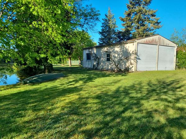 MAISON TRADITIONNELLE  et UN TRES BEL ETANG de plus de 4000m²