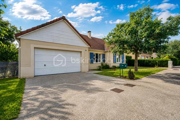 Venez découvrir cette magnifique maison «  KAUFMAN & BROAD » INDÉPENDANTE, située dans le quartier RECHERCHE et RESIDENTIEL « Ascott Village » à deux pas des commerces et AU CALME.
Elle est composée d'une ENTREE, avec rangement sous escalier, un BEL ESPACE DE VIE TRAVERSANT, une CUISINE INDEPENDANTE avec BUANDERIE, accès intérieur au GARAGE DOUBLE. Sur ce même niveau, un espace nuit avec DEUX CHAMBRES, une SALLE D'EAU, un WC indépendant, un placard, UNE SUITE PARENTALE avec SALLE DE BAINS.
Au premier étage, un palier dessert un ESPACE LOISIRS avec DEUX CHAMBRES, une SALLE D'EAU, un WC indépendant, et un ESPACE DE STOCKAGE.

Profitez également d’une bel extérieur sans vis-à-vis !

Les PLUS :
- AUCUN TRAVAUX A PREVOIR
- ADOUCISSEUR D'EAU
- DOUBLE GARAGE
- DPE
- CHAUDIERE changée en 2024
- AUCUN VIS A VIS
- 15 min de la GARE
- PROCHE CENTRE VILLE

Conseillère ouverte à l'inter cabinet.