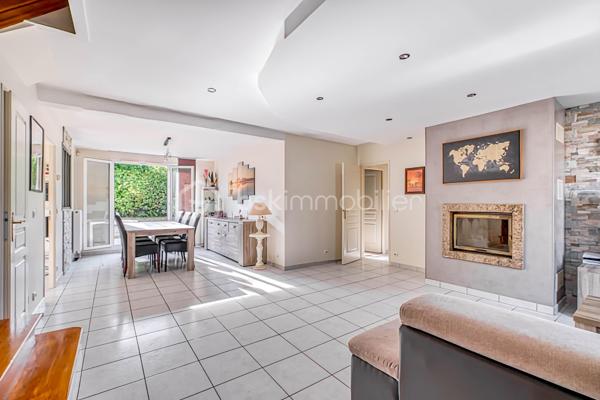 Venez découvrir cette magnifique maison «  KAUFMAN & BROAD » INDÉPENDANTE, située dans le quartier RECHERCHE et RESIDENTIEL « Ascott Village » à deux pas des commerces et AU CALME.
Elle est composée d'une ENTREE, avec rangement sous escalier, un BEL ESPACE DE VIE TRAVERSANT, une CUISINE INDEPENDANTE avec BUANDERIE, accès intérieur au GARAGE DOUBLE. Sur ce même niveau, un espace nuit avec DEUX CHAMBRES, une SALLE D'EAU, un WC indépendant, un placard, UNE SUITE PARENTALE avec SALLE DE BAINS.
Au premier étage, un palier dessert un ESPACE LOISIRS avec DEUX CHAMBRES, une SALLE D'EAU, un WC indépendant, et un ESPACE DE STOCKAGE.

Profitez également d’une bel extérieur sans vis-à-vis !

Les PLUS :
- AUCUN TRAVAUX A PREVOIR
- ADOUCISSEUR D'EAU
- DOUBLE GARAGE
- DPE
- CHAUDIERE changée en 2024
- AUCUN VIS A VIS
- 15 min de la GARE
- PROCHE CENTRE VILLE

Conseillère ouverte à l'inter cabinet.