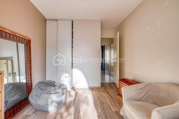 Venez découvrir cette magnifique maison «  KAUFMAN & BROAD » INDÉPENDANTE, située dans le quartier RECHERCHE et RESIDENTIEL « Ascott Village » à deux pas des commerces et AU CALME.
Elle est composée d'une ENTREE, avec rangement sous escalier, un BEL ESPACE DE VIE TRAVERSANT, une CUISINE INDEPENDANTE avec BUANDERIE, accès intérieur au GARAGE DOUBLE. Sur ce même niveau, un espace nuit avec DEUX CHAMBRES, une SALLE D'EAU, un WC indépendant, un placard, UNE SUITE PARENTALE avec SALLE DE BAINS.
Au premier étage, un palier dessert un ESPACE LOISIRS avec DEUX CHAMBRES, une SALLE D'EAU, un WC indépendant, et un ESPACE DE STOCKAGE.

Profitez également d’une bel extérieur sans vis-à-vis !

Les PLUS :
- AUCUN TRAVAUX A PREVOIR
- ADOUCISSEUR D'EAU
- DOUBLE GARAGE
- DPE
- CHAUDIERE changée en 2024
- AUCUN VIS A VIS
- 15 min de la GARE
- PROCHE CENTRE VILLE

Conseillère ouverte à l'inter cabinet.