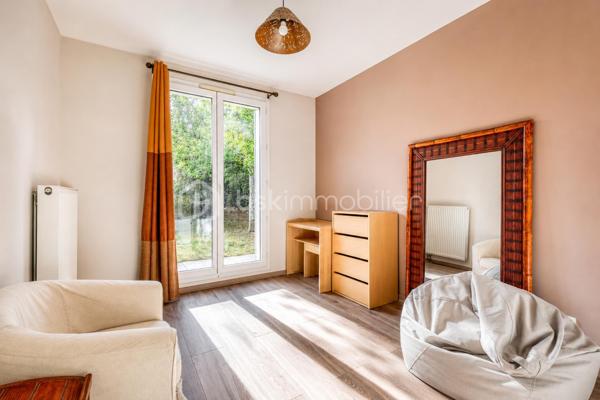 Venez découvrir cette magnifique maison «  KAUFMAN & BROAD » INDÉPENDANTE, située dans le quartier RECHERCHE et RESIDENTIEL « Ascott Village » à deux pas des commerces et AU CALME.
Elle est composée d'une ENTREE, avec rangement sous escalier, un BEL ESPACE DE VIE TRAVERSANT, une CUISINE INDEPENDANTE avec BUANDERIE, accès intérieur au GARAGE DOUBLE. Sur ce même niveau, un espace nuit avec DEUX CHAMBRES, une SALLE D'EAU, un WC indépendant, un placard, UNE SUITE PARENTALE avec SALLE DE BAINS.
Au premier étage, un palier dessert un ESPACE LOISIRS avec DEUX CHAMBRES, une SALLE D'EAU, un WC indépendant, et un ESPACE DE STOCKAGE.

Profitez également d’une bel extérieur sans vis-à-vis !

Les PLUS :
- AUCUN TRAVAUX A PREVOIR
- ADOUCISSEUR D'EAU
- DOUBLE GARAGE
- DPE
- CHAUDIERE changée en 2024
- AUCUN VIS A VIS
- 15 min de la GARE
- PROCHE CENTRE VILLE

Conseillère ouverte à l'inter cabinet.