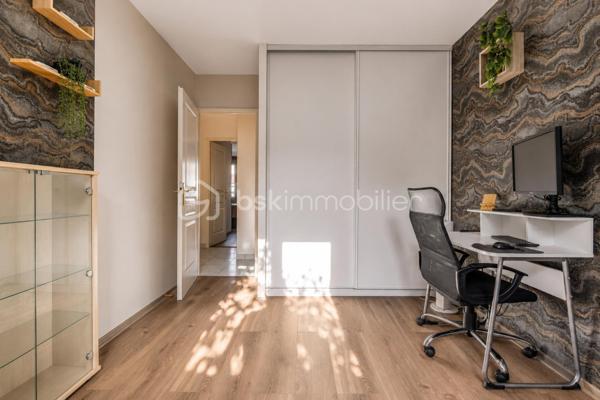 Venez découvrir cette magnifique maison «  KAUFMAN & BROAD » INDÉPENDANTE, située dans le quartier RECHERCHE et RESIDENTIEL « Ascott Village » à deux pas des commerces et AU CALME.
Elle est composée d'une ENTREE, avec rangement sous escalier, un BEL ESPACE DE VIE TRAVERSANT, une CUISINE INDEPENDANTE avec BUANDERIE, accès intérieur au GARAGE DOUBLE. Sur ce même niveau, un espace nuit avec DEUX CHAMBRES, une SALLE D'EAU, un WC indépendant, un placard, UNE SUITE PARENTALE avec SALLE DE BAINS.
Au premier étage, un palier dessert un ESPACE LOISIRS avec DEUX CHAMBRES, une SALLE D'EAU, un WC indépendant, et un ESPACE DE STOCKAGE.

Profitez également d’une bel extérieur sans vis-à-vis !

Les PLUS :
- AUCUN TRAVAUX A PREVOIR
- ADOUCISSEUR D'EAU
- DOUBLE GARAGE
- DPE
- CHAUDIERE changée en 2024
- AUCUN VIS A VIS
- 15 min de la GARE
- PROCHE CENTRE VILLE

Conseillère ouverte à l'inter cabinet.
