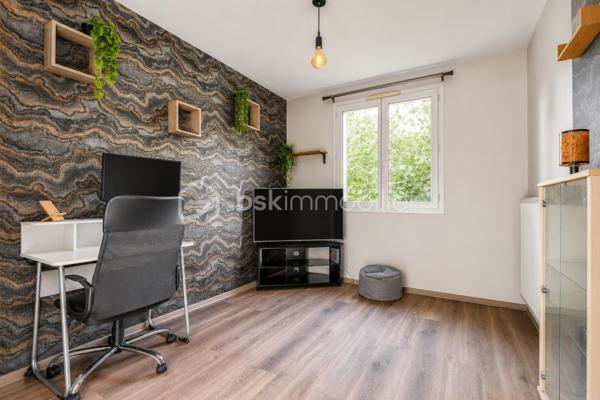 Venez découvrir cette magnifique maison «  KAUFMAN & BROAD » INDÉPENDANTE, située dans le quartier RECHERCHE et RESIDENTIEL « Ascott Village » à deux pas des commerces et AU CALME.
Elle est composée d'une ENTREE, avec rangement sous escalier, un BEL ESPACE DE VIE TRAVERSANT, une CUISINE INDEPENDANTE avec BUANDERIE, accès intérieur au GARAGE DOUBLE. Sur ce même niveau, un espace nuit avec DEUX CHAMBRES, une SALLE D'EAU, un WC indépendant, un placard, UNE SUITE PARENTALE avec SALLE DE BAINS.
Au premier étage, un palier dessert un ESPACE LOISIRS avec DEUX CHAMBRES, une SALLE D'EAU, un WC indépendant, et un ESPACE DE STOCKAGE.

Profitez également d’une bel extérieur sans vis-à-vis !

Les PLUS :
- AUCUN TRAVAUX A PREVOIR
- ADOUCISSEUR D'EAU
- DOUBLE GARAGE
- DPE
- CHAUDIERE changée en 2024
- AUCUN VIS A VIS
- 15 min de la GARE
- PROCHE CENTRE VILLE

Conseillère ouverte à l'inter cabinet.