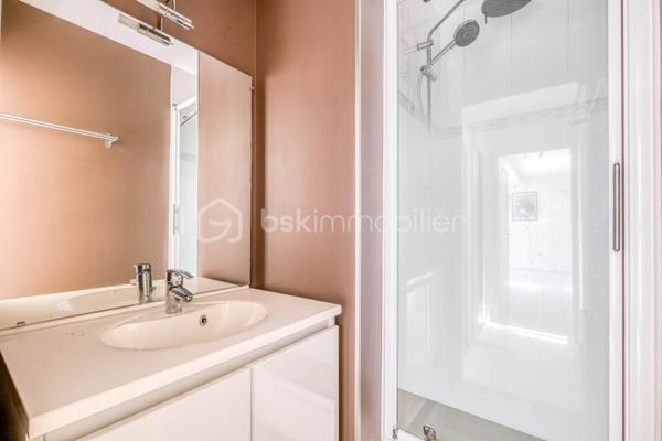 Venez découvrir cette magnifique maison «  KAUFMAN & BROAD » INDÉPENDANTE, située dans le quartier RECHERCHE et RESIDENTIEL « Ascott Village » à deux pas des commerces et AU CALME.
Elle est composée d'une ENTREE, avec rangement sous escalier, un BEL ESPACE DE VIE TRAVERSANT, une CUISINE INDEPENDANTE avec BUANDERIE, accès intérieur au GARAGE DOUBLE. Sur ce même niveau, un espace nuit avec DEUX CHAMBRES, une SALLE D'EAU, un WC indépendant, un placard, UNE SUITE PARENTALE avec SALLE DE BAINS.
Au premier étage, un palier dessert un ESPACE LOISIRS avec DEUX CHAMBRES, une SALLE D'EAU, un WC indépendant, et un ESPACE DE STOCKAGE.

Profitez également d’une bel extérieur sans vis-à-vis !

Les PLUS :
- AUCUN TRAVAUX A PREVOIR
- ADOUCISSEUR D'EAU
- DOUBLE GARAGE
- DPE
- CHAUDIERE changée en 2024
- AUCUN VIS A VIS
- 15 min de la GARE
- PROCHE CENTRE VILLE

Conseillère ouverte à l'inter cabinet.