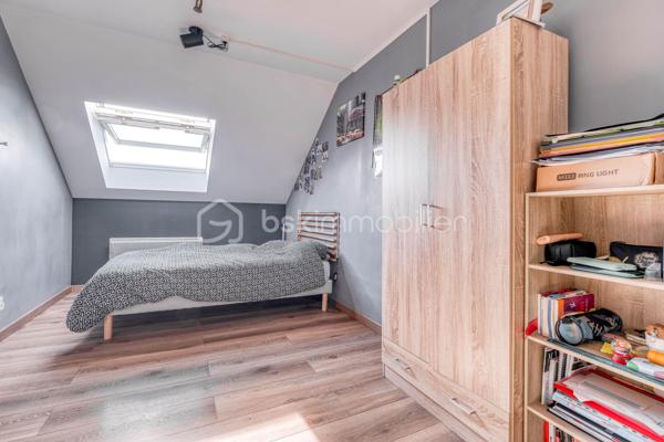 Venez découvrir cette magnifique maison «  KAUFMAN & BROAD » INDÉPENDANTE, située dans le quartier RECHERCHE et RESIDENTIEL « Ascott Village » à deux pas des commerces et AU CALME.
Elle est composée d'une ENTREE, avec rangement sous escalier, un BEL ESPACE DE VIE TRAVERSANT, une CUISINE INDEPENDANTE avec BUANDERIE, accès intérieur au GARAGE DOUBLE. Sur ce même niveau, un espace nuit avec DEUX CHAMBRES, une SALLE D'EAU, un WC indépendant, un placard, UNE SUITE PARENTALE avec SALLE DE BAINS.
Au premier étage, un palier dessert un ESPACE LOISIRS avec DEUX CHAMBRES, une SALLE D'EAU, un WC indépendant, et un ESPACE DE STOCKAGE.

Profitez également d’une bel extérieur sans vis-à-vis !

Les PLUS :
- AUCUN TRAVAUX A PREVOIR
- ADOUCISSEUR D'EAU
- DOUBLE GARAGE
- DPE
- CHAUDIERE changée en 2024
- AUCUN VIS A VIS
- 15 min de la GARE
- PROCHE CENTRE VILLE

Conseillère ouverte à l'inter cabinet.