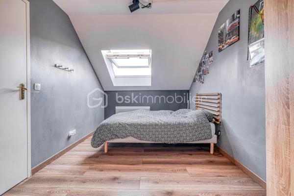 Venez découvrir cette magnifique maison «  KAUFMAN & BROAD » INDÉPENDANTE, située dans le quartier RECHERCHE et RESIDENTIEL « Ascott Village » à deux pas des commerces et AU CALME.
Elle est composée d'une ENTREE, avec rangement sous escalier, un BEL ESPACE DE VIE TRAVERSANT, une CUISINE INDEPENDANTE avec BUANDERIE, accès intérieur au GARAGE DOUBLE. Sur ce même niveau, un espace nuit avec DEUX CHAMBRES, une SALLE D'EAU, un WC indépendant, un placard, UNE SUITE PARENTALE avec SALLE DE BAINS.
Au premier étage, un palier dessert un ESPACE LOISIRS avec DEUX CHAMBRES, une SALLE D'EAU, un WC indépendant, et un ESPACE DE STOCKAGE.

Profitez également d’une bel extérieur sans vis-à-vis !

Les PLUS :
- AUCUN TRAVAUX A PREVOIR
- ADOUCISSEUR D'EAU
- DOUBLE GARAGE
- DPE
- CHAUDIERE changée en 2024
- AUCUN VIS A VIS
- 15 min de la GARE
- PROCHE CENTRE VILLE

Conseillère ouverte à l'inter cabinet.