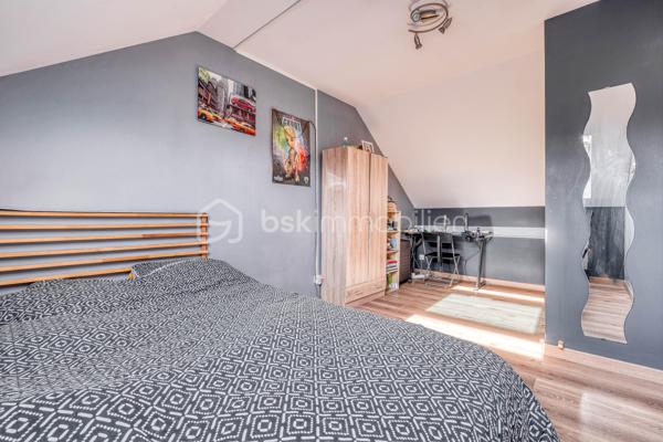 Venez découvrir cette magnifique maison «  KAUFMAN & BROAD » INDÉPENDANTE, située dans le quartier RECHERCHE et RESIDENTIEL « Ascott Village » à deux pas des commerces et AU CALME.
Elle est composée d'une ENTREE, avec rangement sous escalier, un BEL ESPACE DE VIE TRAVERSANT, une CUISINE INDEPENDANTE avec BUANDERIE, accès intérieur au GARAGE DOUBLE. Sur ce même niveau, un espace nuit avec DEUX CHAMBRES, une SALLE D'EAU, un WC indépendant, un placard, UNE SUITE PARENTALE avec SALLE DE BAINS.
Au premier étage, un palier dessert un ESPACE LOISIRS avec DEUX CHAMBRES, une SALLE D'EAU, un WC indépendant, et un ESPACE DE STOCKAGE.

Profitez également d’une bel extérieur sans vis-à-vis !

Les PLUS :
- AUCUN TRAVAUX A PREVOIR
- ADOUCISSEUR D'EAU
- DOUBLE GARAGE
- DPE
- CHAUDIERE changée en 2024
- AUCUN VIS A VIS
- 15 min de la GARE
- PROCHE CENTRE VILLE

Conseillère ouverte à l'inter cabinet.