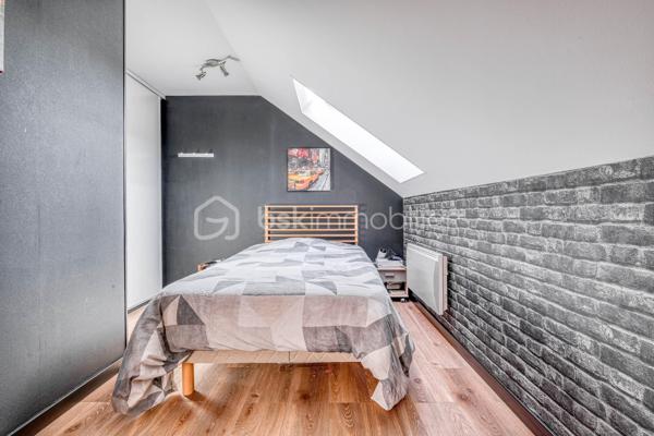 Venez découvrir cette magnifique maison «  KAUFMAN & BROAD » INDÉPENDANTE, située dans le quartier RECHERCHE et RESIDENTIEL « Ascott Village » à deux pas des commerces et AU CALME.
Elle est composée d'une ENTREE, avec rangement sous escalier, un BEL ESPACE DE VIE TRAVERSANT, une CUISINE INDEPENDANTE avec BUANDERIE, accès intérieur au GARAGE DOUBLE. Sur ce même niveau, un espace nuit avec DEUX CHAMBRES, une SALLE D'EAU, un WC indépendant, un placard, UNE SUITE PARENTALE avec SALLE DE BAINS.
Au premier étage, un palier dessert un ESPACE LOISIRS avec DEUX CHAMBRES, une SALLE D'EAU, un WC indépendant, et un ESPACE DE STOCKAGE.

Profitez également d’une bel extérieur sans vis-à-vis !

Les PLUS :
- AUCUN TRAVAUX A PREVOIR
- ADOUCISSEUR D'EAU
- DOUBLE GARAGE
- DPE
- CHAUDIERE changée en 2024
- AUCUN VIS A VIS
- 15 min de la GARE
- PROCHE CENTRE VILLE

Conseillère ouverte à l'inter cabinet.