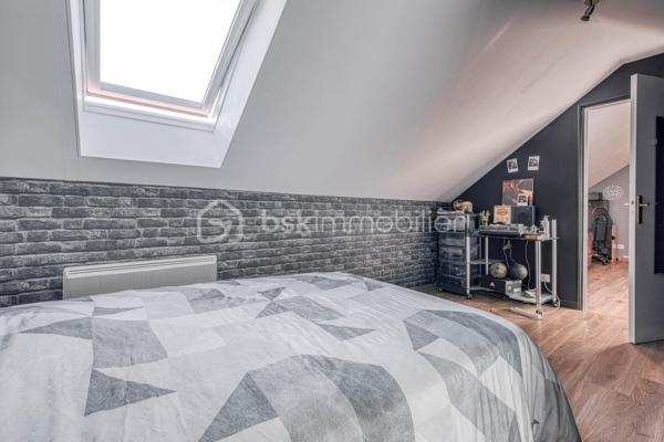 Venez découvrir cette magnifique maison «  KAUFMAN & BROAD » INDÉPENDANTE, située dans le quartier RECHERCHE et RESIDENTIEL « Ascott Village » à deux pas des commerces et AU CALME.
Elle est composée d'une ENTREE, avec rangement sous escalier, un BEL ESPACE DE VIE TRAVERSANT, une CUISINE INDEPENDANTE avec BUANDERIE, accès intérieur au GARAGE DOUBLE. Sur ce même niveau, un espace nuit avec DEUX CHAMBRES, une SALLE D'EAU, un WC indépendant, un placard, UNE SUITE PARENTALE avec SALLE DE BAINS.
Au premier étage, un palier dessert un ESPACE LOISIRS avec DEUX CHAMBRES, une SALLE D'EAU, un WC indépendant, et un ESPACE DE STOCKAGE.

Profitez également d’une bel extérieur sans vis-à-vis !

Les PLUS :
- AUCUN TRAVAUX A PREVOIR
- ADOUCISSEUR D'EAU
- DOUBLE GARAGE
- DPE
- CHAUDIERE changée en 2024
- AUCUN VIS A VIS
- 15 min de la GARE
- PROCHE CENTRE VILLE

Conseillère ouverte à l'inter cabinet.