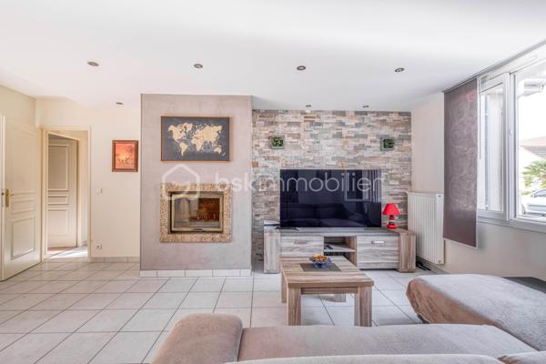 Venez découvrir cette magnifique maison «  KAUFMAN & BROAD » INDÉPENDANTE, située dans le quartier RECHERCHE et RESIDENTIEL « Ascott Village » à deux pas des commerces et AU CALME.
Elle est composée d'une ENTREE, avec rangement sous escalier, un BEL ESPACE DE VIE TRAVERSANT, une CUISINE INDEPENDANTE avec BUANDERIE, accès intérieur au GARAGE DOUBLE. Sur ce même niveau, un espace nuit avec DEUX CHAMBRES, une SALLE D'EAU, un WC indépendant, un placard, UNE SUITE PARENTALE avec SALLE DE BAINS.
Au premier étage, un palier dessert un ESPACE LOISIRS avec DEUX CHAMBRES, une SALLE D'EAU, un WC indépendant, et un ESPACE DE STOCKAGE.

Profitez également d’une bel extérieur sans vis-à-vis !

Les PLUS :
- AUCUN TRAVAUX A PREVOIR
- ADOUCISSEUR D'EAU
- DOUBLE GARAGE
- DPE
- CHAUDIERE changée en 2024
- AUCUN VIS A VIS
- 15 min de la GARE
- PROCHE CENTRE VILLE

Conseillère ouverte à l'inter cabinet.
