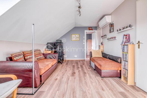 Venez découvrir cette magnifique maison «  KAUFMAN & BROAD » INDÉPENDANTE, située dans le quartier RECHERCHE et RESIDENTIEL « Ascott Village » à deux pas des commerces et AU CALME.
Elle est composée d'une ENTREE, avec rangement sous escalier, un BEL ESPACE DE VIE TRAVERSANT, une CUISINE INDEPENDANTE avec BUANDERIE, accès intérieur au GARAGE DOUBLE. Sur ce même niveau, un espace nuit avec DEUX CHAMBRES, une SALLE D'EAU, un WC indépendant, un placard, UNE SUITE PARENTALE avec SALLE DE BAINS.
Au premier étage, un palier dessert un ESPACE LOISIRS avec DEUX CHAMBRES, une SALLE D'EAU, un WC indépendant, et un ESPACE DE STOCKAGE.

Profitez également d’une bel extérieur sans vis-à-vis !

Les PLUS :
- AUCUN TRAVAUX A PREVOIR
- ADOUCISSEUR D'EAU
- DOUBLE GARAGE
- DPE
- CHAUDIERE changée en 2024
- AUCUN VIS A VIS
- 15 min de la GARE
- PROCHE CENTRE VILLE

Conseillère ouverte à l'inter cabinet.