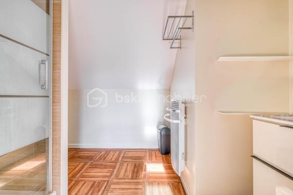 Venez découvrir cette magnifique maison «  KAUFMAN & BROAD » INDÉPENDANTE, située dans le quartier RECHERCHE et RESIDENTIEL « Ascott Village » à deux pas des commerces et AU CALME.
Elle est composée d'une ENTREE, avec rangement sous escalier, un BEL ESPACE DE VIE TRAVERSANT, une CUISINE INDEPENDANTE avec BUANDERIE, accès intérieur au GARAGE DOUBLE. Sur ce même niveau, un espace nuit avec DEUX CHAMBRES, une SALLE D'EAU, un WC indépendant, un placard, UNE SUITE PARENTALE avec SALLE DE BAINS.
Au premier étage, un palier dessert un ESPACE LOISIRS avec DEUX CHAMBRES, une SALLE D'EAU, un WC indépendant, et un ESPACE DE STOCKAGE.

Profitez également d’une bel extérieur sans vis-à-vis !

Les PLUS :
- AUCUN TRAVAUX A PREVOIR
- ADOUCISSEUR D'EAU
- DOUBLE GARAGE
- DPE
- CHAUDIERE changée en 2024
- AUCUN VIS A VIS
- 15 min de la GARE
- PROCHE CENTRE VILLE

Conseillère ouverte à l'inter cabinet.