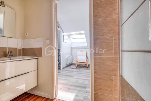 Venez découvrir cette magnifique maison «  KAUFMAN & BROAD » INDÉPENDANTE, située dans le quartier RECHERCHE et RESIDENTIEL « Ascott Village » à deux pas des commerces et AU CALME.
Elle est composée d'une ENTREE, avec rangement sous escalier, un BEL ESPACE DE VIE TRAVERSANT, une CUISINE INDEPENDANTE avec BUANDERIE, accès intérieur au GARAGE DOUBLE. Sur ce même niveau, un espace nuit avec DEUX CHAMBRES, une SALLE D'EAU, un WC indépendant, un placard, UNE SUITE PARENTALE avec SALLE DE BAINS.
Au premier étage, un palier dessert un ESPACE LOISIRS avec DEUX CHAMBRES, une SALLE D'EAU, un WC indépendant, et un ESPACE DE STOCKAGE.

Profitez également d’une bel extérieur sans vis-à-vis !

Les PLUS :
- AUCUN TRAVAUX A PREVOIR
- ADOUCISSEUR D'EAU
- DOUBLE GARAGE
- DPE
- CHAUDIERE changée en 2024
- AUCUN VIS A VIS
- 15 min de la GARE
- PROCHE CENTRE VILLE

Conseillère ouverte à l'inter cabinet.