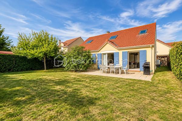 Venez découvrir cette magnifique maison «  KAUFMAN & BROAD » INDÉPENDANTE, située dans le quartier RECHERCHE et RESIDENTIEL « Ascott Village » à deux pas des commerces et AU CALME.
Elle est composée d'une ENTREE, avec rangement sous escalier, un BEL ESPACE DE VIE TRAVERSANT, une CUISINE INDEPENDANTE avec BUANDERIE, accès intérieur au GARAGE DOUBLE. Sur ce même niveau, un espace nuit avec DEUX CHAMBRES, une SALLE D'EAU, un WC indépendant, un placard, UNE SUITE PARENTALE avec SALLE DE BAINS.
Au premier étage, un palier dessert un ESPACE LOISIRS avec DEUX CHAMBRES, une SALLE D'EAU, un WC indépendant, et un ESPACE DE STOCKAGE.

Profitez également d’une bel extérieur sans vis-à-vis !

Les PLUS :
- AUCUN TRAVAUX A PREVOIR
- ADOUCISSEUR D'EAU
- DOUBLE GARAGE
- DPE
- CHAUDIERE changée en 2024
- AUCUN VIS A VIS
- 15 min de la GARE
- PROCHE CENTRE VILLE

Conseillère ouverte à l'inter cabinet.
