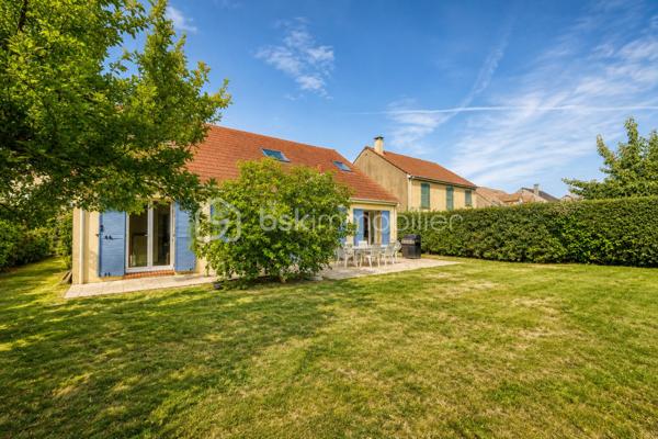 Venez découvrir cette magnifique maison «  KAUFMAN & BROAD » INDÉPENDANTE, située dans le quartier RECHERCHE et RESIDENTIEL « Ascott Village » à deux pas des commerces et AU CALME.
Elle est composée d'une ENTREE, avec rangement sous escalier, un BEL ESPACE DE VIE TRAVERSANT, une CUISINE INDEPENDANTE avec BUANDERIE, accès intérieur au GARAGE DOUBLE. Sur ce même niveau, un espace nuit avec DEUX CHAMBRES, une SALLE D'EAU, un WC indépendant, un placard, UNE SUITE PARENTALE avec SALLE DE BAINS.
Au premier étage, un palier dessert un ESPACE LOISIRS avec DEUX CHAMBRES, une SALLE D'EAU, un WC indépendant, et un ESPACE DE STOCKAGE.

Profitez également d’une bel extérieur sans vis-à-vis !

Les PLUS :
- AUCUN TRAVAUX A PREVOIR
- ADOUCISSEUR D'EAU
- DOUBLE GARAGE
- DPE
- CHAUDIERE changée en 2024
- AUCUN VIS A VIS
- 15 min de la GARE
- PROCHE CENTRE VILLE

Conseillère ouverte à l'inter cabinet.