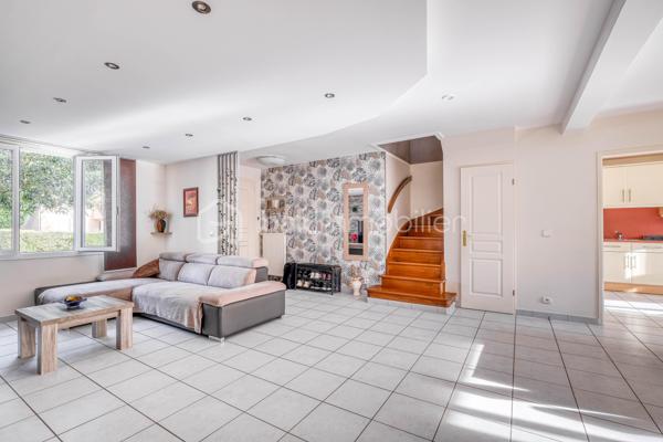 Venez découvrir cette magnifique maison «  KAUFMAN & BROAD » INDÉPENDANTE, située dans le quartier RECHERCHE et RESIDENTIEL « Ascott Village » à deux pas des commerces et AU CALME.
Elle est composée d'une ENTREE, avec rangement sous escalier, un BEL ESPACE DE VIE TRAVERSANT, une CUISINE INDEPENDANTE avec BUANDERIE, accès intérieur au GARAGE DOUBLE. Sur ce même niveau, un espace nuit avec DEUX CHAMBRES, une SALLE D'EAU, un WC indépendant, un placard, UNE SUITE PARENTALE avec SALLE DE BAINS.
Au premier étage, un palier dessert un ESPACE LOISIRS avec DEUX CHAMBRES, une SALLE D'EAU, un WC indépendant, et un ESPACE DE STOCKAGE.

Profitez également d’une bel extérieur sans vis-à-vis !

Les PLUS :
- AUCUN TRAVAUX A PREVOIR
- ADOUCISSEUR D'EAU
- DOUBLE GARAGE
- DPE
- CHAUDIERE changée en 2024
- AUCUN VIS A VIS
- 15 min de la GARE
- PROCHE CENTRE VILLE

Conseillère ouverte à l'inter cabinet.