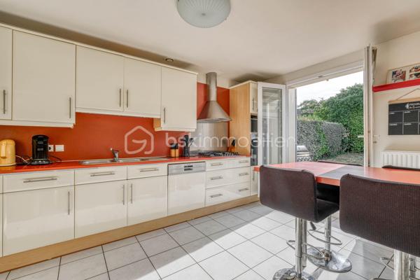 Venez découvrir cette magnifique maison «  KAUFMAN & BROAD » INDÉPENDANTE, située dans le quartier RECHERCHE et RESIDENTIEL « Ascott Village » à deux pas des commerces et AU CALME.
Elle est composée d'une ENTREE, avec rangement sous escalier, un BEL ESPACE DE VIE TRAVERSANT, une CUISINE INDEPENDANTE avec BUANDERIE, accès intérieur au GARAGE DOUBLE. Sur ce même niveau, un espace nuit avec DEUX CHAMBRES, une SALLE D'EAU, un WC indépendant, un placard, UNE SUITE PARENTALE avec SALLE DE BAINS.
Au premier étage, un palier dessert un ESPACE LOISIRS avec DEUX CHAMBRES, une SALLE D'EAU, un WC indépendant, et un ESPACE DE STOCKAGE.

Profitez également d’une bel extérieur sans vis-à-vis !

Les PLUS :
- AUCUN TRAVAUX A PREVOIR
- ADOUCISSEUR D'EAU
- DOUBLE GARAGE
- DPE
- CHAUDIERE changée en 2024
- AUCUN VIS A VIS
- 15 min de la GARE
- PROCHE CENTRE VILLE

Conseillère ouverte à l'inter cabinet.