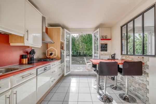 Venez découvrir cette magnifique maison «  KAUFMAN & BROAD » INDÉPENDANTE, située dans le quartier RECHERCHE et RESIDENTIEL « Ascott Village » à deux pas des commerces et AU CALME.
Elle est composée d'une ENTREE, avec rangement sous escalier, un BEL ESPACE DE VIE TRAVERSANT, une CUISINE INDEPENDANTE avec BUANDERIE, accès intérieur au GARAGE DOUBLE. Sur ce même niveau, un espace nuit avec DEUX CHAMBRES, une SALLE D'EAU, un WC indépendant, un placard, UNE SUITE PARENTALE avec SALLE DE BAINS.
Au premier étage, un palier dessert un ESPACE LOISIRS avec DEUX CHAMBRES, une SALLE D'EAU, un WC indépendant, et un ESPACE DE STOCKAGE.

Profitez également d’une bel extérieur sans vis-à-vis !

Les PLUS :
- AUCUN TRAVAUX A PREVOIR
- ADOUCISSEUR D'EAU
- DOUBLE GARAGE
- DPE
- CHAUDIERE changée en 2024
- AUCUN VIS A VIS
- 15 min de la GARE
- PROCHE CENTRE VILLE

Conseillère ouverte à l'inter cabinet.