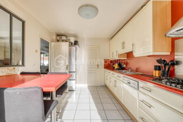 Venez découvrir cette magnifique maison «  KAUFMAN & BROAD » INDÉPENDANTE, située dans le quartier RECHERCHE et RESIDENTIEL « Ascott Village » à deux pas des commerces et AU CALME.
Elle est composée d'une ENTREE, avec rangement sous escalier, un BEL ESPACE DE VIE TRAVERSANT, une CUISINE INDEPENDANTE avec BUANDERIE, accès intérieur au GARAGE DOUBLE. Sur ce même niveau, un espace nuit avec DEUX CHAMBRES, une SALLE D'EAU, un WC indépendant, un placard, UNE SUITE PARENTALE avec SALLE DE BAINS.
Au premier étage, un palier dessert un ESPACE LOISIRS avec DEUX CHAMBRES, une SALLE D'EAU, un WC indépendant, et un ESPACE DE STOCKAGE.

Profitez également d’une bel extérieur sans vis-à-vis !

Les PLUS :
- AUCUN TRAVAUX A PREVOIR
- ADOUCISSEUR D'EAU
- DOUBLE GARAGE
- DPE
- CHAUDIERE changée en 2024
- AUCUN VIS A VIS
- 15 min de la GARE
- PROCHE CENTRE VILLE

Conseillère ouverte à l'inter cabinet.