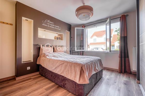 Venez découvrir cette magnifique maison «  KAUFMAN & BROAD » INDÉPENDANTE, située dans le quartier RECHERCHE et RESIDENTIEL « Ascott Village » à deux pas des commerces et AU CALME.
Elle est composée d'une ENTREE, avec rangement sous escalier, un BEL ESPACE DE VIE TRAVERSANT, une CUISINE INDEPENDANTE avec BUANDERIE, accès intérieur au GARAGE DOUBLE. Sur ce même niveau, un espace nuit avec DEUX CHAMBRES, une SALLE D'EAU, un WC indépendant, un placard, UNE SUITE PARENTALE avec SALLE DE BAINS.
Au premier étage, un palier dessert un ESPACE LOISIRS avec DEUX CHAMBRES, une SALLE D'EAU, un WC indépendant, et un ESPACE DE STOCKAGE.

Profitez également d’une bel extérieur sans vis-à-vis !

Les PLUS :
- AUCUN TRAVAUX A PREVOIR
- ADOUCISSEUR D'EAU
- DOUBLE GARAGE
- DPE
- CHAUDIERE changée en 2024
- AUCUN VIS A VIS
- 15 min de la GARE
- PROCHE CENTRE VILLE

Conseillère ouverte à l'inter cabinet.
