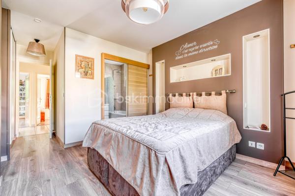 Venez découvrir cette magnifique maison «  KAUFMAN & BROAD » INDÉPENDANTE, située dans le quartier RECHERCHE et RESIDENTIEL « Ascott Village » à deux pas des commerces et AU CALME.
Elle est composée d'une ENTREE, avec rangement sous escalier, un BEL ESPACE DE VIE TRAVERSANT, une CUISINE INDEPENDANTE avec BUANDERIE, accès intérieur au GARAGE DOUBLE. Sur ce même niveau, un espace nuit avec DEUX CHAMBRES, une SALLE D'EAU, un WC indépendant, un placard, UNE SUITE PARENTALE avec SALLE DE BAINS.
Au premier étage, un palier dessert un ESPACE LOISIRS avec DEUX CHAMBRES, une SALLE D'EAU, un WC indépendant, et un ESPACE DE STOCKAGE.

Profitez également d’une bel extérieur sans vis-à-vis !

Les PLUS :
- AUCUN TRAVAUX A PREVOIR
- ADOUCISSEUR D'EAU
- DOUBLE GARAGE
- DPE
- CHAUDIERE changée en 2024
- AUCUN VIS A VIS
- 15 min de la GARE
- PROCHE CENTRE VILLE

Conseillère ouverte à l'inter cabinet.