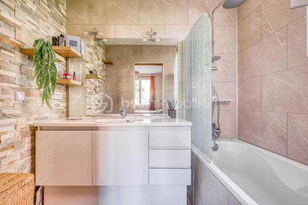 Venez découvrir cette magnifique maison «  KAUFMAN & BROAD » INDÉPENDANTE, située dans le quartier RECHERCHE et RESIDENTIEL « Ascott Village » à deux pas des commerces et AU CALME.
Elle est composée d'une ENTREE, avec rangement sous escalier, un BEL ESPACE DE VIE TRAVERSANT, une CUISINE INDEPENDANTE avec BUANDERIE, accès intérieur au GARAGE DOUBLE. Sur ce même niveau, un espace nuit avec DEUX CHAMBRES, une SALLE D'EAU, un WC indépendant, un placard, UNE SUITE PARENTALE avec SALLE DE BAINS.
Au premier étage, un palier dessert un ESPACE LOISIRS avec DEUX CHAMBRES, une SALLE D'EAU, un WC indépendant, et un ESPACE DE STOCKAGE.

Profitez également d’une bel extérieur sans vis-à-vis !

Les PLUS :
- AUCUN TRAVAUX A PREVOIR
- ADOUCISSEUR D'EAU
- DOUBLE GARAGE
- DPE
- CHAUDIERE changée en 2024
- AUCUN VIS A VIS
- 15 min de la GARE
- PROCHE CENTRE VILLE

Conseillère ouverte à l'inter cabinet.