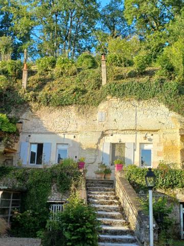 ***A Faverolles-sur-Cher***
Découvrez ce magnifique troglodyte entièrement refait à neuf, en utilisant des matériaux spéciaux adaptés à ce type d'habitat.
A l'intérieur vous profiterez d'une belle de vie qui combine un séjour chaleureux et un cuisine aménagée et équipée.
Un couloir taillé dans la roche vous mène vers la chambre, qui bénéficie d'une salle d'eau unique avec sa douche également taillée dans la roche.
Pour compléter l'ensemble, la propriété dispose d'une vaste terrasse avec vue sur le jardin potager et ses arbres fruitiers.
Sous la terrasse quatre petites caves, parfaites pour du rangement ou le vin.
***Ce charme unique*** en fait un choix idéal pour la location et le terrain constructible offre la possibilité de développer une activité de location supplémentaire.