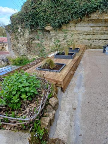 ***A Faverolles-sur-Cher***
Découvrez ce magnifique troglodyte entièrement refait à neuf, en utilisant des matériaux spéciaux adaptés à ce type d'habitat.
A l'intérieur vous profiterez d'une belle de vie qui combine un séjour chaleureux et un cuisine aménagée et équipée.
Un couloir taillé dans la roche vous mène vers la chambre, qui bénéficie d'une salle d'eau unique avec sa douche également taillée dans la roche.
Pour compléter l'ensemble, la propriété dispose d'une vaste terrasse avec vue sur le jardin potager et ses arbres fruitiers.
Sous la terrasse quatre petites caves, parfaites pour du rangement ou le vin.
***Ce charme unique*** en fait un choix idéal pour la location et le terrain constructible offre la possibilité de développer une activité de location supplémentaire.