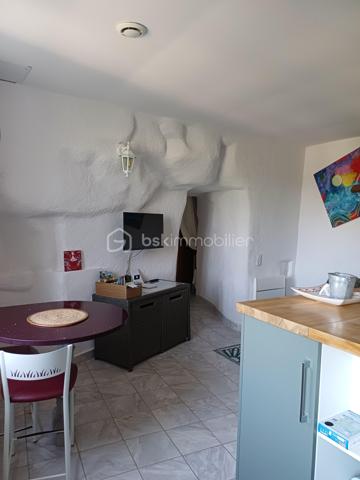 ***A Faverolles-sur-Cher***
Découvrez ce magnifique troglodyte entièrement refait à neuf, en utilisant des matériaux spéciaux adaptés à ce type d'habitat.
A l'intérieur vous profiterez d'une belle de vie qui combine un séjour chaleureux et un cuisine aménagée et équipée.
Un couloir taillé dans la roche vous mène vers la chambre, qui bénéficie d'une salle d'eau unique avec sa douche également taillée dans la roche.
Pour compléter l'ensemble, la propriété dispose d'une vaste terrasse avec vue sur le jardin potager et ses arbres fruitiers.
Sous la terrasse quatre petites caves, parfaites pour du rangement ou le vin.
***Ce charme unique*** en fait un choix idéal pour la location et le terrain constructible offre la possibilité de développer une activité de location supplémentaire.