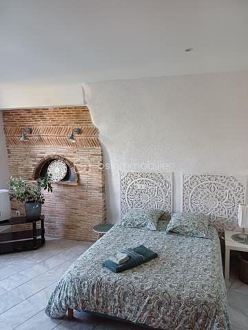 ***A Faverolles-sur-Cher***
Découvrez ce magnifique troglodyte entièrement refait à neuf, en utilisant des matériaux spéciaux adaptés à ce type d'habitat.
A l'intérieur vous profiterez d'une belle de vie qui combine un séjour chaleureux et un cuisine aménagée et équipée.
Un couloir taillé dans la roche vous mène vers la chambre, qui bénéficie d'une salle d'eau unique avec sa douche également taillée dans la roche.
Pour compléter l'ensemble, la propriété dispose d'une vaste terrasse avec vue sur le jardin potager et ses arbres fruitiers.
Sous la terrasse quatre petites caves, parfaites pour du rangement ou le vin.
***Ce charme unique*** en fait un choix idéal pour la location et le terrain constructible offre la possibilité de développer une activité de location supplémentaire.