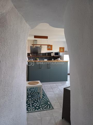 ***A Faverolles-sur-Cher***
Découvrez ce magnifique troglodyte entièrement refait à neuf, en utilisant des matériaux spéciaux adaptés à ce type d'habitat.
A l'intérieur vous profiterez d'une belle de vie qui combine un séjour chaleureux et un cuisine aménagée et équipée.
Un couloir taillé dans la roche vous mène vers la chambre, qui bénéficie d'une salle d'eau unique avec sa douche également taillée dans la roche.
Pour compléter l'ensemble, la propriété dispose d'une vaste terrasse avec vue sur le jardin potager et ses arbres fruitiers.
Sous la terrasse quatre petites caves, parfaites pour du rangement ou le vin.
***Ce charme unique*** en fait un choix idéal pour la location et le terrain constructible offre la possibilité de développer une activité de location supplémentaire.