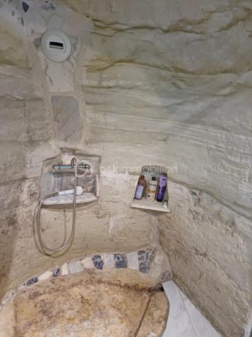 ***A Faverolles-sur-Cher***
Découvrez ce magnifique troglodyte entièrement refait à neuf, en utilisant des matériaux spéciaux adaptés à ce type d'habitat.
A l'intérieur vous profiterez d'une belle de vie qui combine un séjour chaleureux et un cuisine aménagée et équipée.
Un couloir taillé dans la roche vous mène vers la chambre, qui bénéficie d'une salle d'eau unique avec sa douche également taillée dans la roche.
Pour compléter l'ensemble, la propriété dispose d'une vaste terrasse avec vue sur le jardin potager et ses arbres fruitiers.
Sous la terrasse quatre petites caves, parfaites pour du rangement ou le vin.
***Ce charme unique*** en fait un choix idéal pour la location et le terrain constructible offre la possibilité de développer une activité de location supplémentaire.
