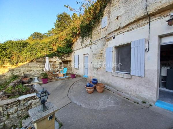***A Faverolles-sur-Cher***
Découvrez ce magnifique troglodyte entièrement refait à neuf, en utilisant des matériaux spéciaux adaptés à ce type d'habitat.
A l'intérieur vous profiterez d'une belle de vie qui combine un séjour chaleureux et un cuisine aménagée et équipée.
Un couloir taillé dans la roche vous mène vers la chambre, qui bénéficie d'une salle d'eau unique avec sa douche également taillée dans la roche.
Pour compléter l'ensemble, la propriété dispose d'une vaste terrasse avec vue sur le jardin potager et ses arbres fruitiers.
Sous la terrasse quatre petites caves, parfaites pour du rangement ou le vin.
***Ce charme unique*** en fait un choix idéal pour la location et le terrain constructible offre la possibilité de développer une activité de location supplémentaire.